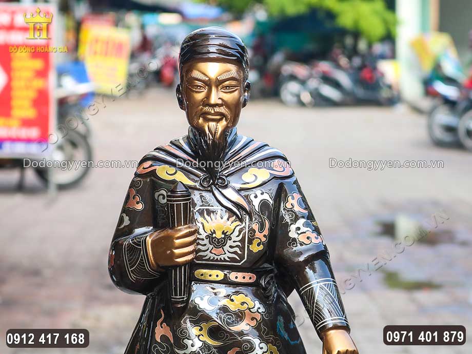 Gương mặt ng&agrave;i được đ&uacute;c v&ocirc; c&ugrave;ng uy nghi&ecirc;m m&agrave; nh&acirc;n hậu